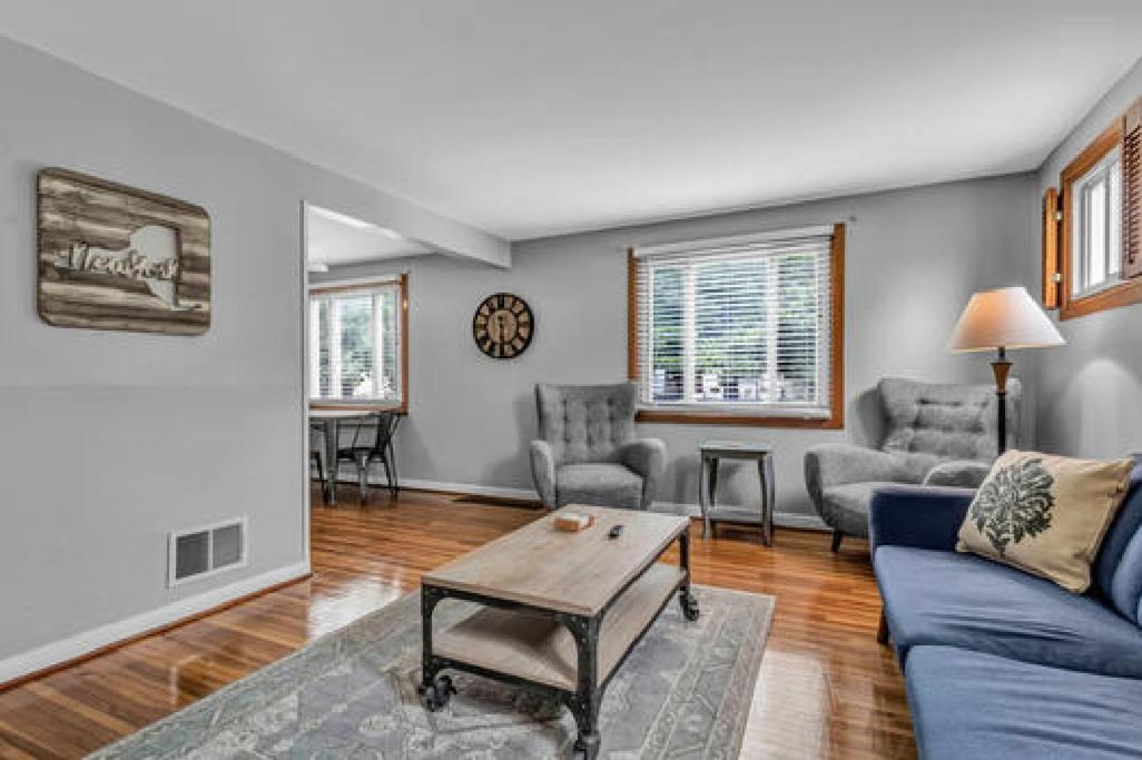 Gorgeous 2 Queen Bedroom Lower Apartment In North Buffalo With Free Driveway Parking 外观 照片
