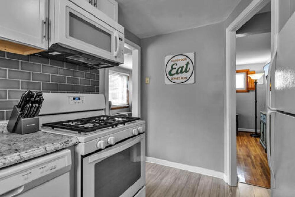 Gorgeous 2 Queen Bedroom Lower Apartment In North Buffalo With Free Driveway Parking 外观 照片