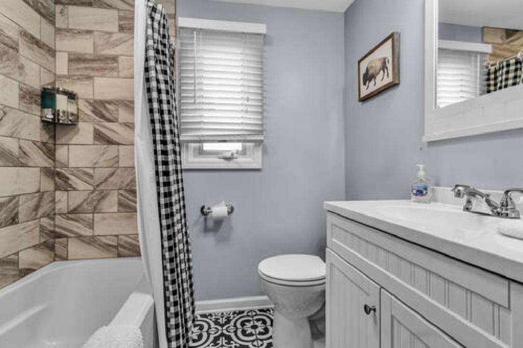 Gorgeous 2 Queen Bedroom Lower Apartment In North Buffalo With Free Driveway Parking 外观 照片