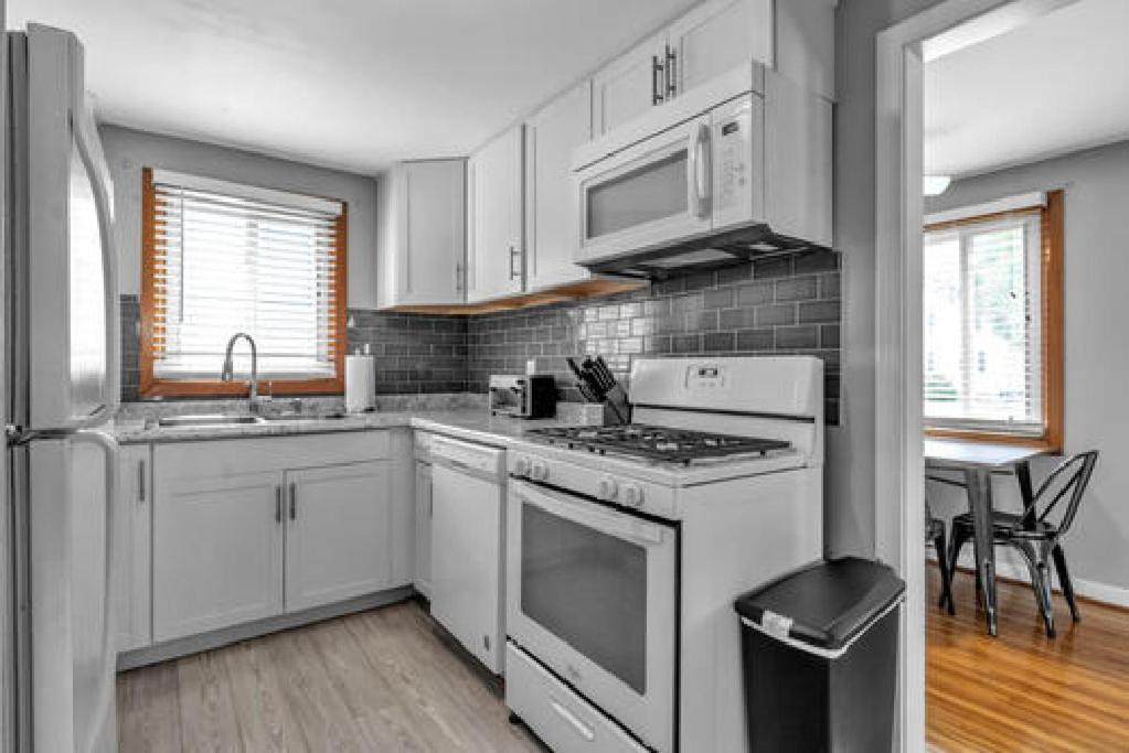 Gorgeous 2 Queen Bedroom Lower Apartment In North Buffalo With Free Driveway Parking 外观 照片